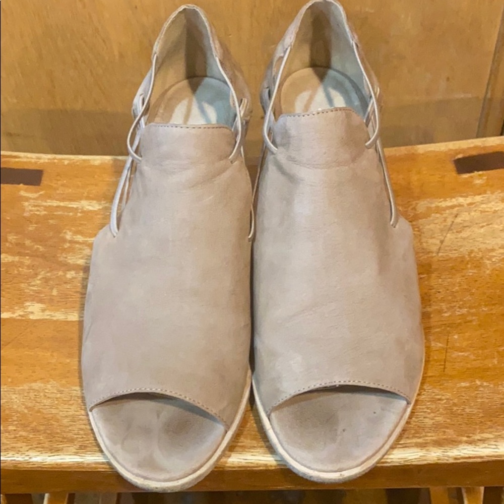 Eileen Fisher peep toe nudes